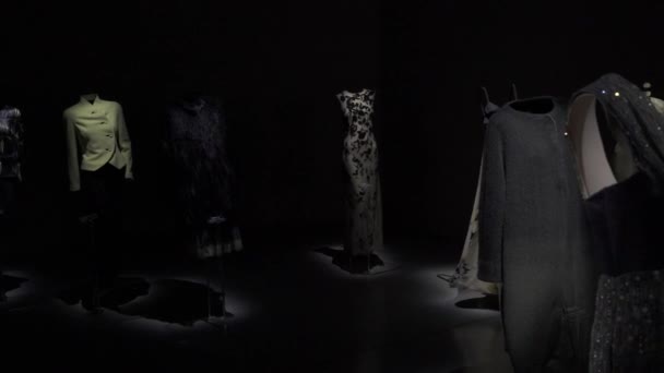 MILAN, ITALIE - JUILLET 2019 : Plan panoramique de gauche à droite de la rangée de vêtements noirs au musée Armani Silos — Video