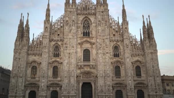 Incline-se em tempo real estabelecendo tiro de uma Catedral de Milão. Um lugar turístico popular, Milão, Itália . — Vídeo de Stock