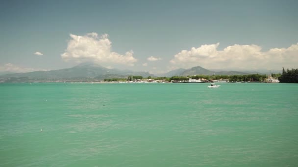 从左到右，沿着加尔达湖的堤岸散步的全景实景。 加尔达湖是意大利最大的湖泊. — 图库视频影像