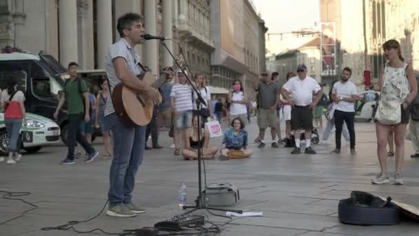 Milan, Itálie - červenec 2019: Ruční záběr muže hrajícího na kytaru v okolí Duomo di Milano — Stock video