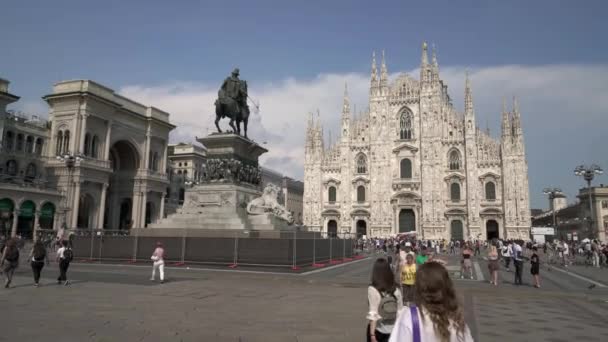 Milánó - július 18: Valós idejű felvétel a milánói katedrális térről. Milánó katedrális és lovas szobra Victor Emmanuel Ii, 2019. július 18., Milánó, Olaszország. — Stock videók