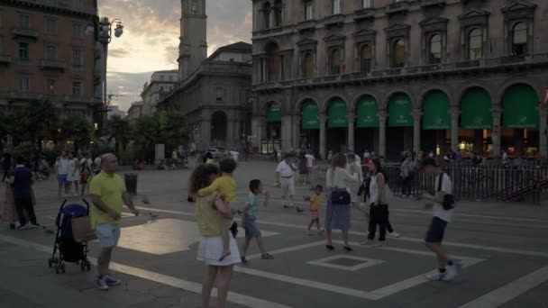 Milano - 18 juli: Vänster till höger panorera i realtid bred bild av katedralen torget i Milano. Turister gå runt i centrum, 18 juli, Italien. — Stockvideo