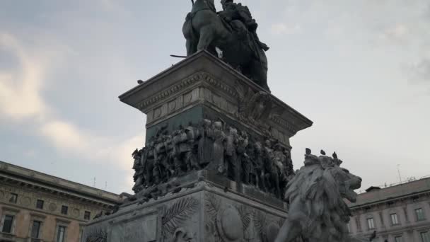 Tilt up real time medium shot of the equestrian statue of Victor Emmanuel II. — Stock Video