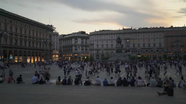 Milano - 18 juli: Vänster till höger panorera i realtid bred bild av katedralen torget i Milano. Turister gå runt i centrum, Italien. — Stockvideo