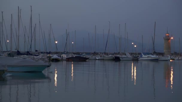 Vergrendeld real time breed schot van boten afgemeerd op het Gardameer. Het Gardameer is het grootste meer van Italië. — Stockvideo
