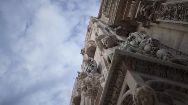 Vänster till höger panorera i realtid närbild av en katedral i Milano. En populär turistort i Milano. — Stockvideo