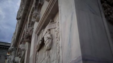 Milan Katedrali 'nin gerçek zamanlı çekimlerini yakın çekim yapın. Milano 'nun popüler bir turistik yeri..