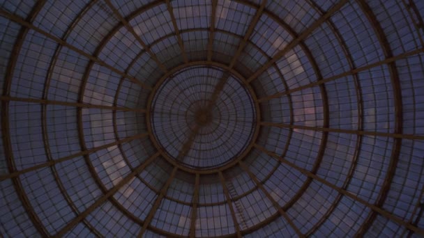 Right to left pan real time shot of a gallery Vittorio Emanuele II, Milan, Italy. It is Italy oldest mall in Milan. Popular tourist attraction. — Stock Video