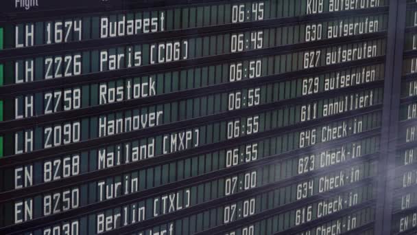 Munich, deutschland - juli 2019: gimbal shot close up von munich aeroport table with cities — Stockvideo