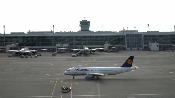 München, Németország - 2019. július: Kézi felülnézeti felvétel az Aeroport ablakán keresztül — Stock videók