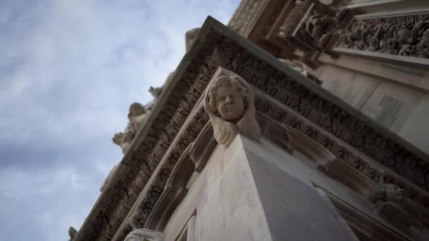 De gauche à droite plan rapproché en temps réel d'une cathédrale de Milan. Un lieu touristique populaire de Milan, Italie . — Video
