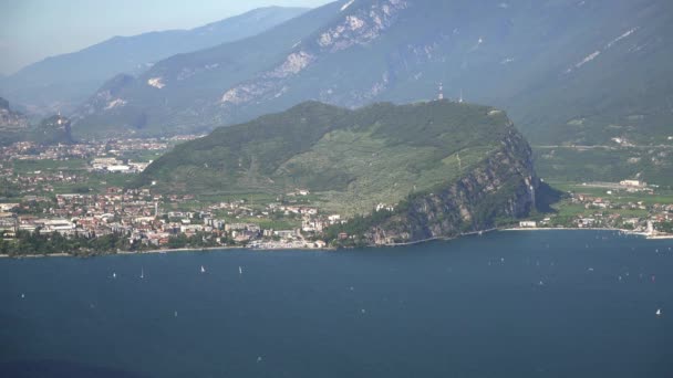 Vergrendeld real time shot van het Gardameer en de bergen. Het Gardameer is het grootste meer van Italië. — Stockvideo