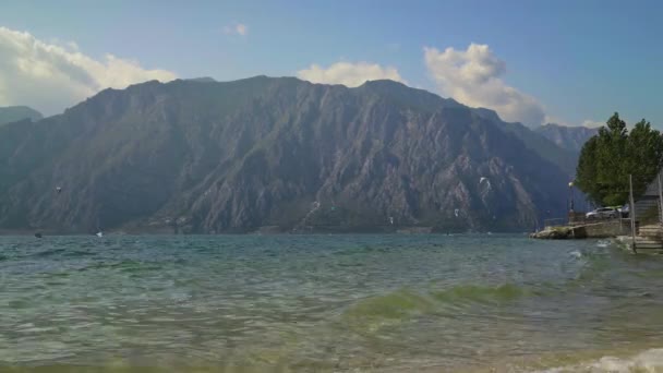 Uzavřeno v reálném čase záběr hory na jezeře Garda. Lake Garda je největší jezero v Itálii. — Stock video