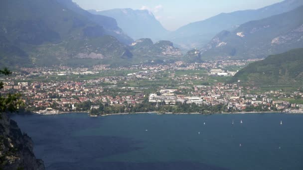 Cerrado en tiempo real amplia toma del lago de Garda y las montañas. Lago de Garda es el lago más grande de Italia — Vídeo de stock