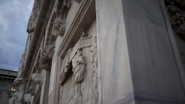 Maak real time close-up beelden van een kathedraal in Milaan. Een populaire toeristische plaats van Milaan. — Stockvideo