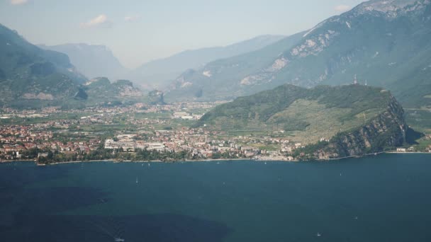 Cerrado tiro en tiempo real del lago de Garda y las montañas. Lago de Garda es el lago más grande de Italia . — Vídeos de Stock