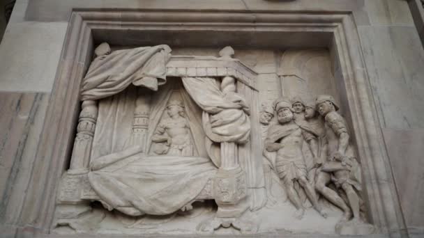 Incline-se em tempo real close-up de uma Catedral de Milão. Um lugar turístico popular de Milão . — Vídeo de Stock