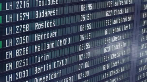 Monachium, Niemcy - lipiec 2019: Strzał Gimbala zbliżenie Monachium aeroport tabeli — Wideo stockowe