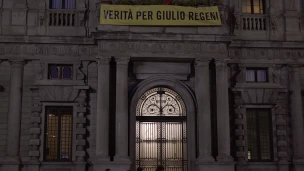 MILANO - 18 LUGLIO: Inclinazione in tempo reale di un bellissimo edificio storico in piazza Duomo a Milano . — Video Stock