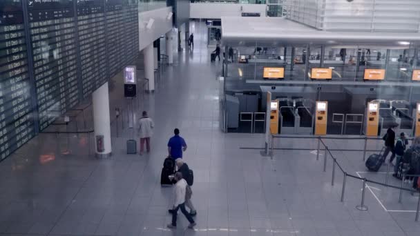 München, Tyskland - Juli 2019: Ovanifrån skott av Münchens aeroport med bord och människor — Stockvideo