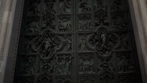 Tilt up real time close up shot of a door Milan Cathedral. Un lugar turístico popular de Milán . — Vídeos de Stock