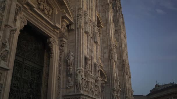 Tilt up σε πραγματικό χρόνο μεσαίο πλάνο του καθεδρικού ναού του Μιλάνου. Ένα δημοφιλές τουριστικό μέρος του Μιλάνου. — Αρχείο Βίντεο