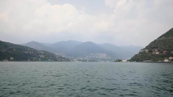 Lombardije, Italië - juli 2019: Gimbal-opname van Comomeer onder bewolkte hemel — Stockvideo