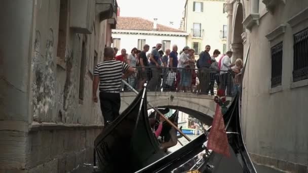 Venetië, Italië - juli 2019: Gimbal shot van gondel in Venetië in de zomer zonnige dag — Stockvideo