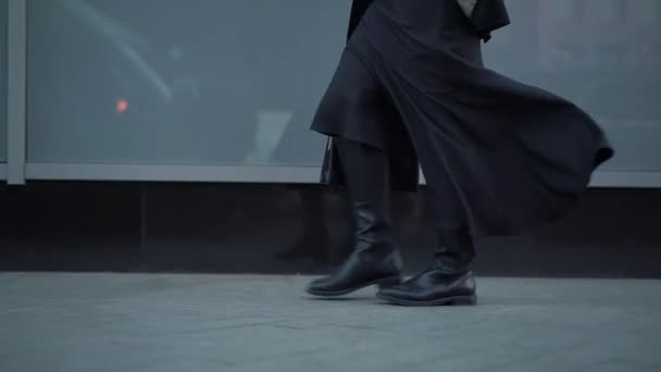 Movimiento lento de la mujer caminando en botas negras — Vídeos de Stock