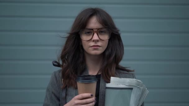 Zeitlupe Porträt einer Geschäftsfrau mit Brille und einer Tasse Kaffee — Stockvideo