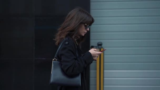 Perfil de cámara lenta de la mujer de negocios en gafas de sol con una taza de café — Vídeos de Stock