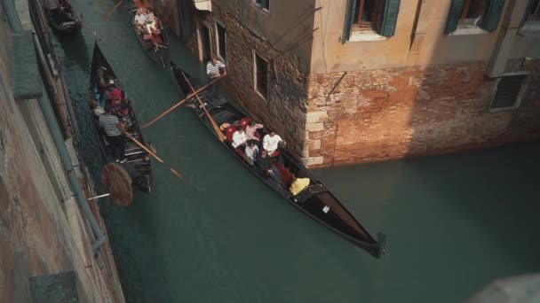 VENICE, ITALY - JULY 2019: Gimbal top view shot of gondolas in Venice in summer — 비디오