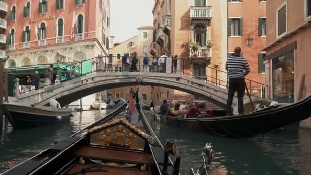 VENICE, ITALY - JULY 2019: Gimbal shot of gondolas in Venice in summer sunny day — 비디오