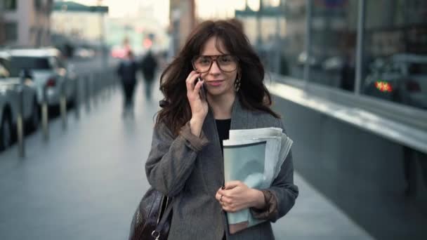 Αργή κίνηση μεσαίο πλάνο της γυναίκας των επιχειρήσεων μιλάμε στο τηλέφωνο — Αρχείο Βίντεο