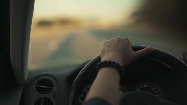 Woman hand on a steering wheel no blurred background road — 비디오