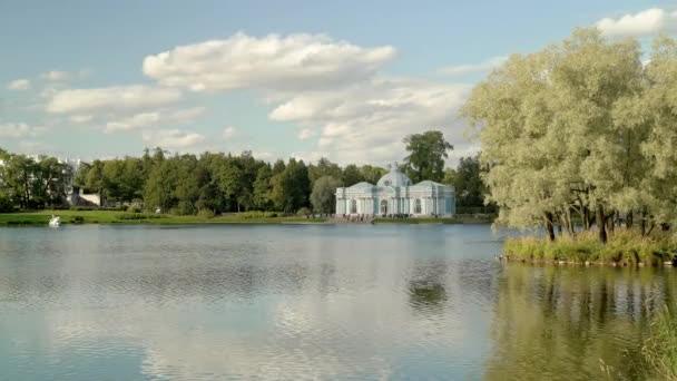 Gimbal toma de la cacerola de Tsarskoe Selo vista Grot pavillion Catherine Garden — Vídeos de Stock