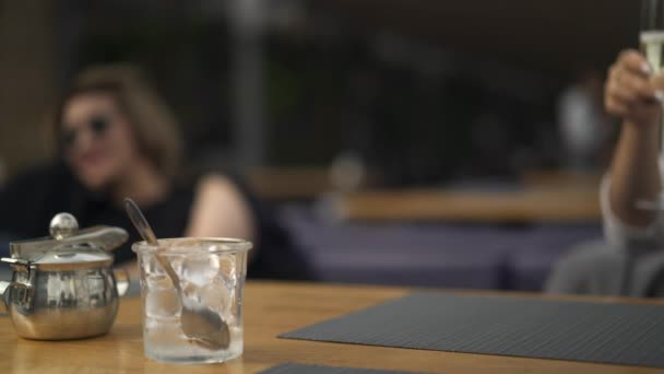 Handschlag mit einem Glas Champagner auf den Tisch — Stockvideo