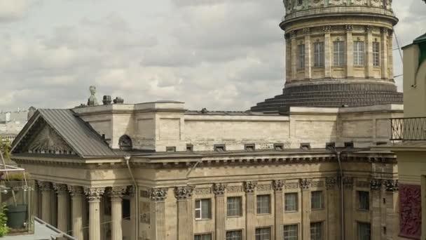 Gimbal tilt up shot de la Catedral de Kazán en verano a la luz del día — Vídeos de Stock