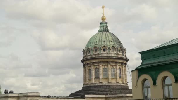 Gimbal luta ner skott av Kazan Cathedral i sommartid i dagsljus — Stockvideo