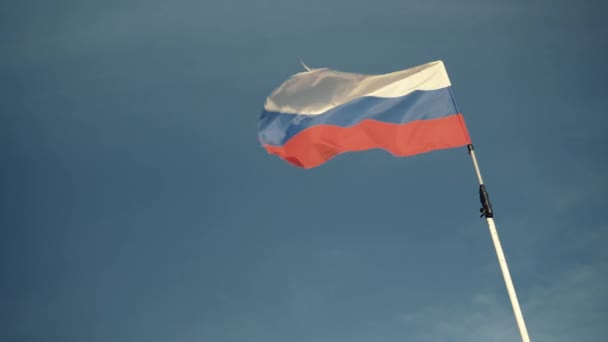 Coup de main de la fédération russe drapeau agitant à l'extérieur — Video