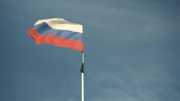 手持俄罗斯联邦国旗在外面挥动的照片 — 图库视频影像