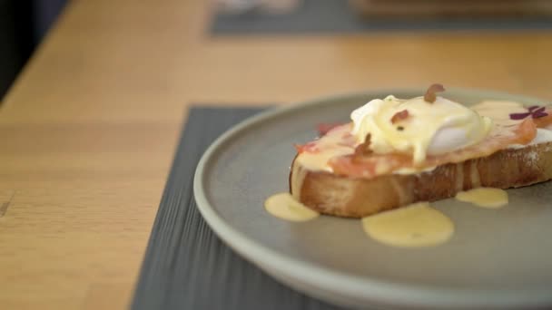 Gimbal pan shot left to right of bruschetta with salmon and cheese — Stock Video