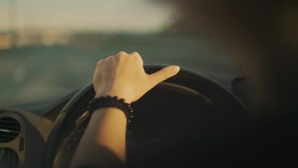 Mujer mano en un volante sin borrosa carretera de fondo — Vídeos de Stock