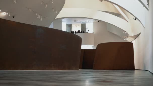 Bilbao, Spanien - januari 2019: Gimbal shot of The Matter of Time av Richard Serra, Spanien — Stockvideo
