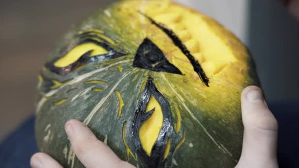 El primer plano de las manos femeninas que tallan en la calabaza para halloween — Vídeo de stock