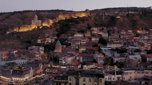 TBILISI, GEORGIA - JULHO 2019: Aerial drone zoom out of old city Tbilisi at sunset — Vídeo de Stock