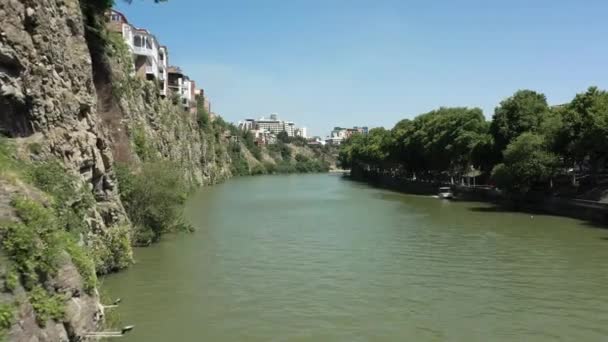 Drone aérien survolant la rivière Kura à Tbilissi — Video