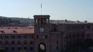 Hava aracı Ermenistan Hükümeti 'nin yakınından geçti.