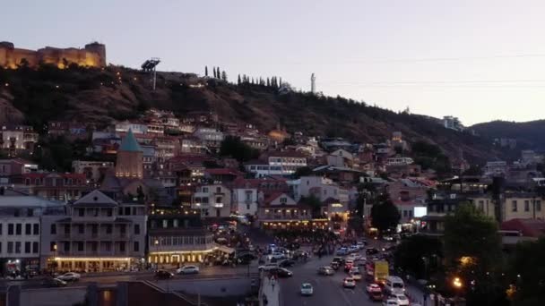 TBILISI, GEORGIE - JUILLET 2019 : Zoom sur drone aérien dans le panorama de Tbilissi au coucher du soleil — Video
