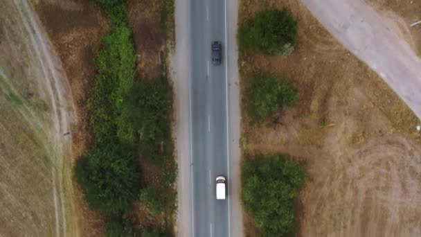 Drone aéreo disparó volando sobre los coches que se mueven en los carriles de la carretera — Vídeos de Stock